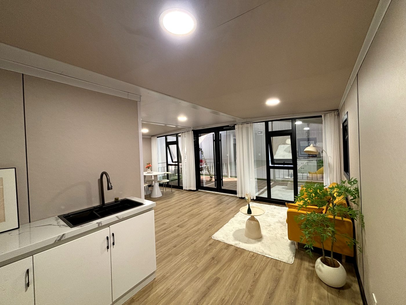 20ft Glass Curtain Wall Container House with Terrace