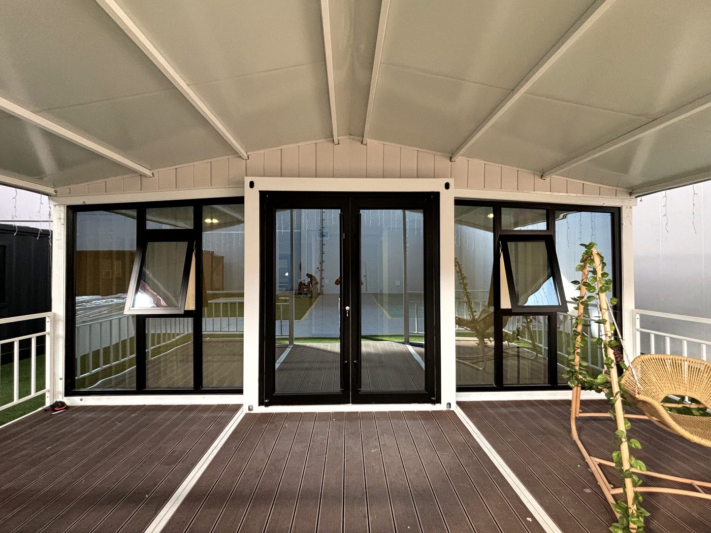 20ft Glass Curtain Wall Container House with Terrace