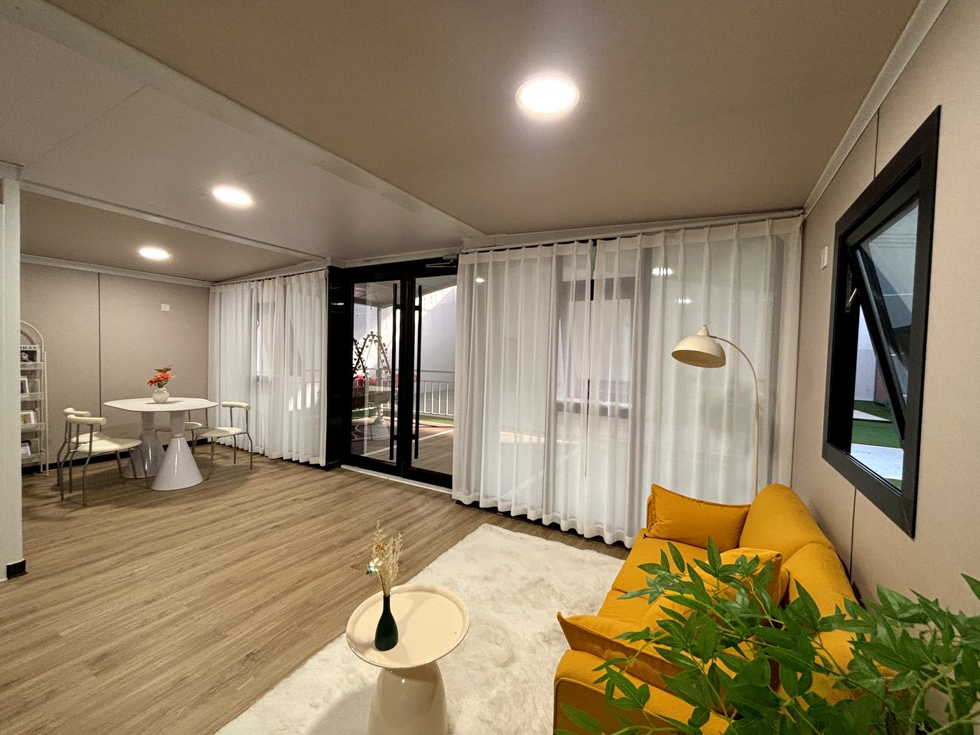 20ft Glass Curtain Wall Container House with Terrace
