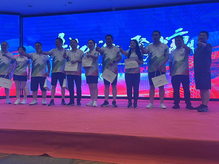 企业五周年庆典——老职工表彰奖励2