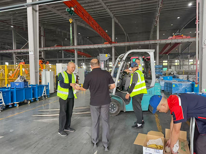 旺季生产一线员工-慰问2