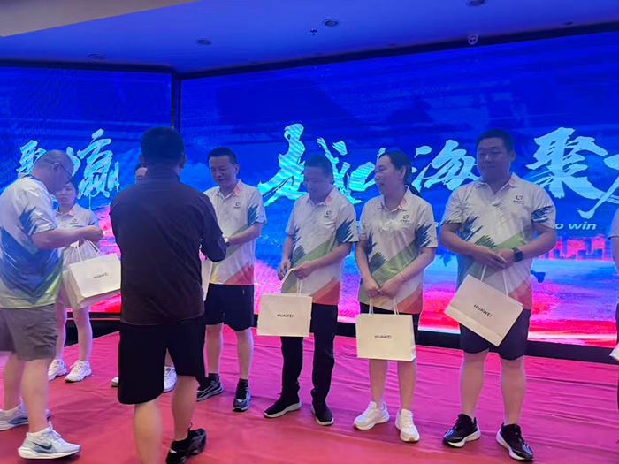 企业五周年庆典——老职工表彰奖励