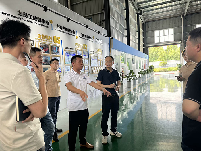 新能源李勃总来司指导工作2