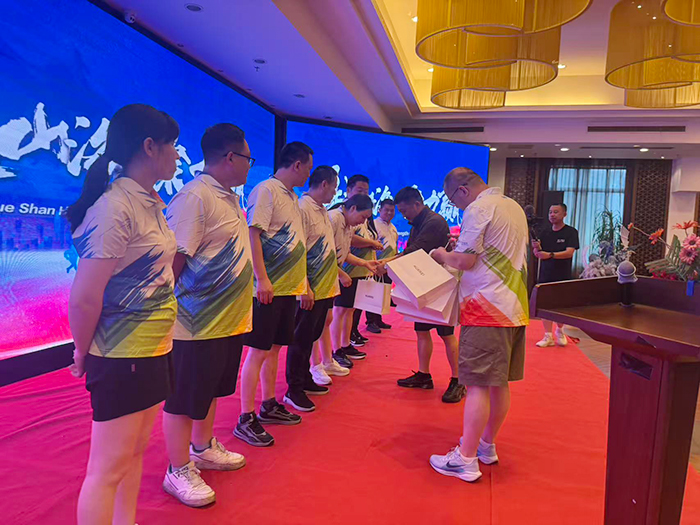 企业五周年庆典——老职工表彰奖励1