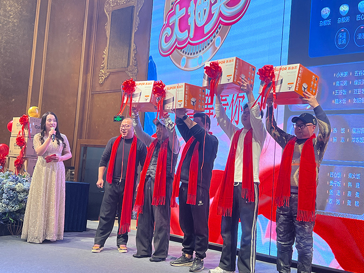 2026迎新年会-二等奖中奖合影