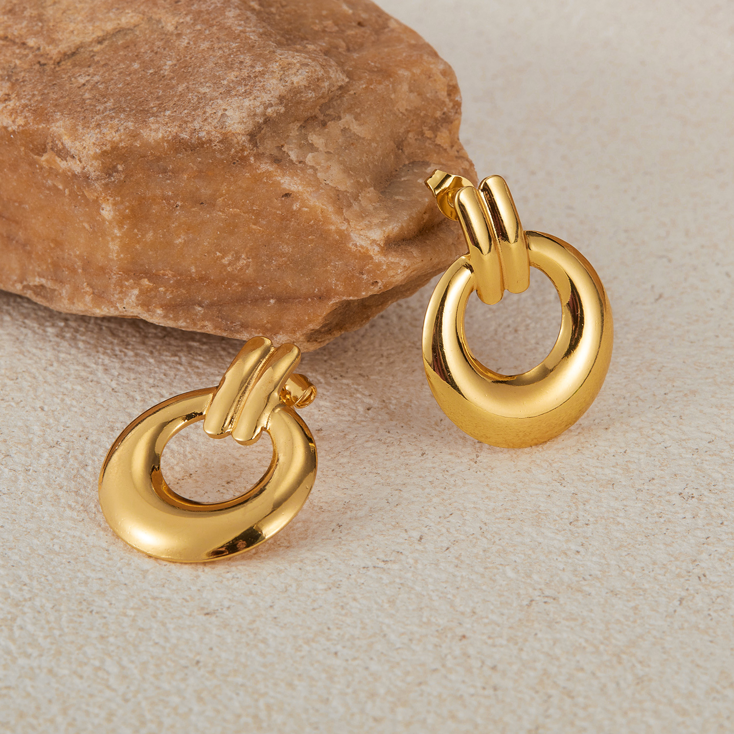 Titanium steel geometric earrings for women, fashionable, personalized, versatile, niche, high-end circle earrings