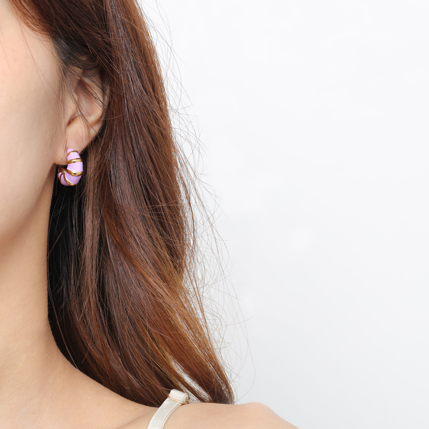 European and American style jewelry fashion trend retro earrings French light luxury drip oil temperament versatile titanium steel earrings for women