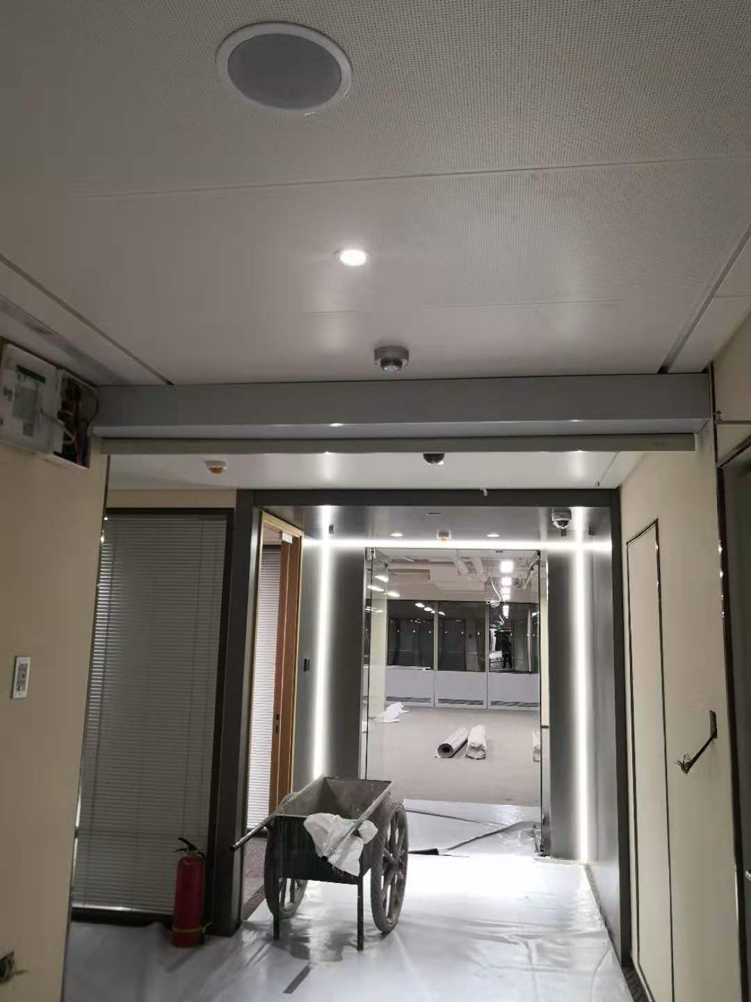 电动卷轴型走廊不锈钢封箱