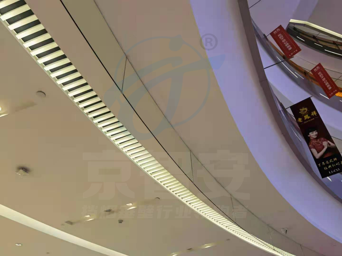 弧形玻璃挡烟垂壁