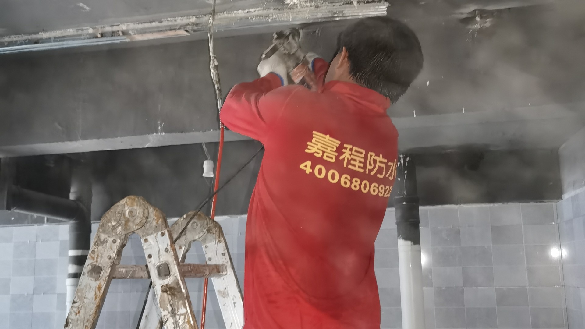 都说网点漏水得停业修，嘉程却一夜一夜赶工，没关一天门