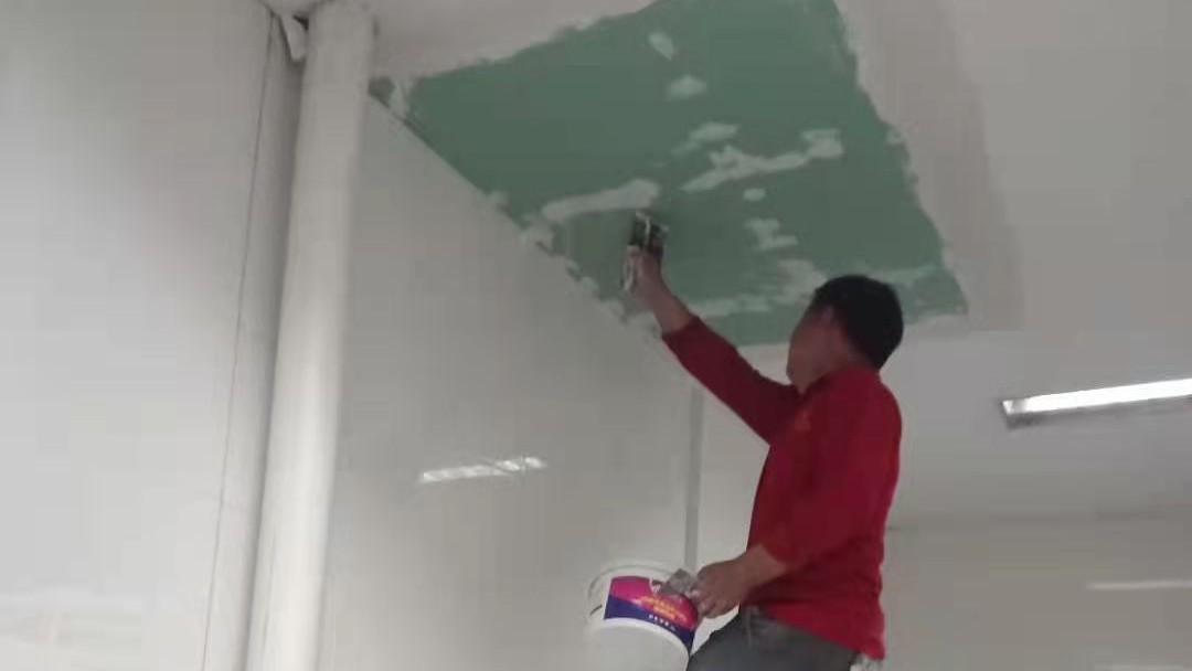 都说烤肉店顶棚油乎乎没法做防水，嘉程却让灶台上面干爽了