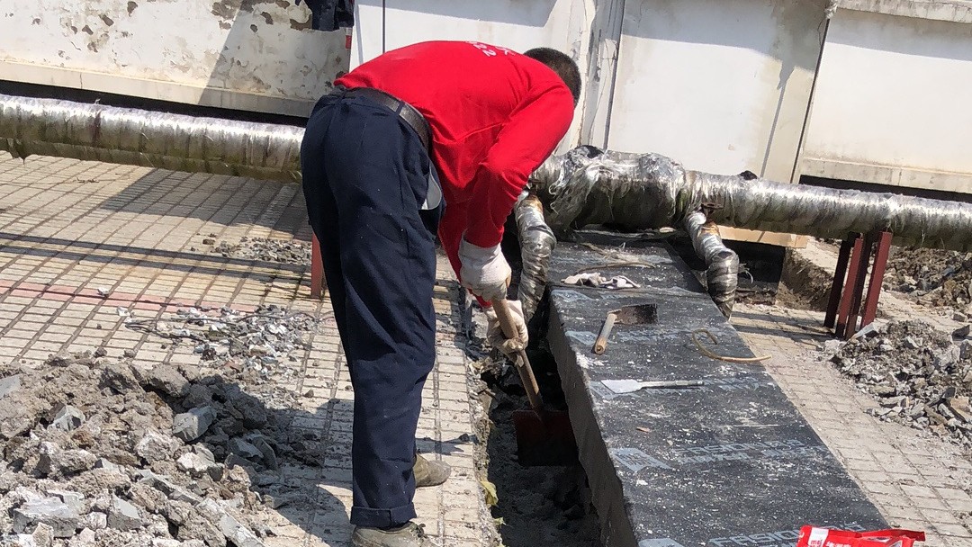 都说商场中庭的变形缝没法治，嘉程却让雨天不再滴水