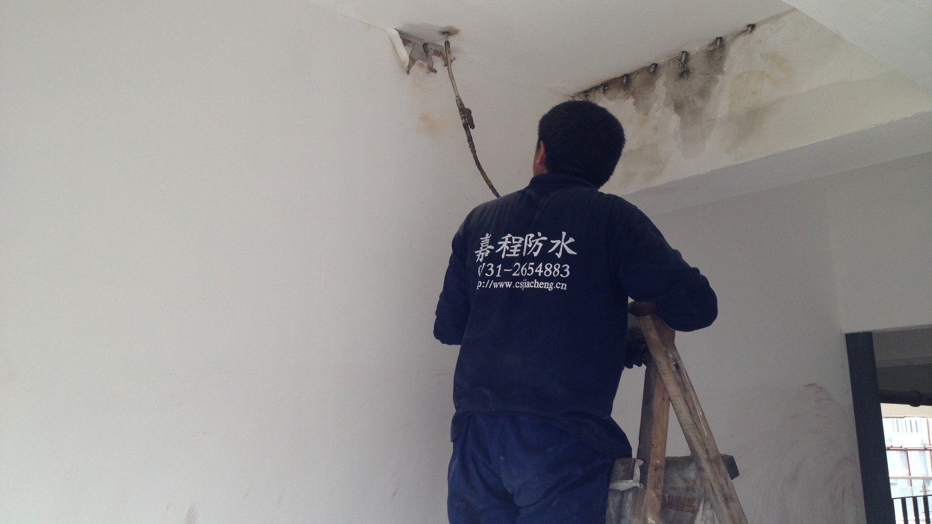 宿舍阳台一漏水，上下铺就吵架，后勤这回动了真格