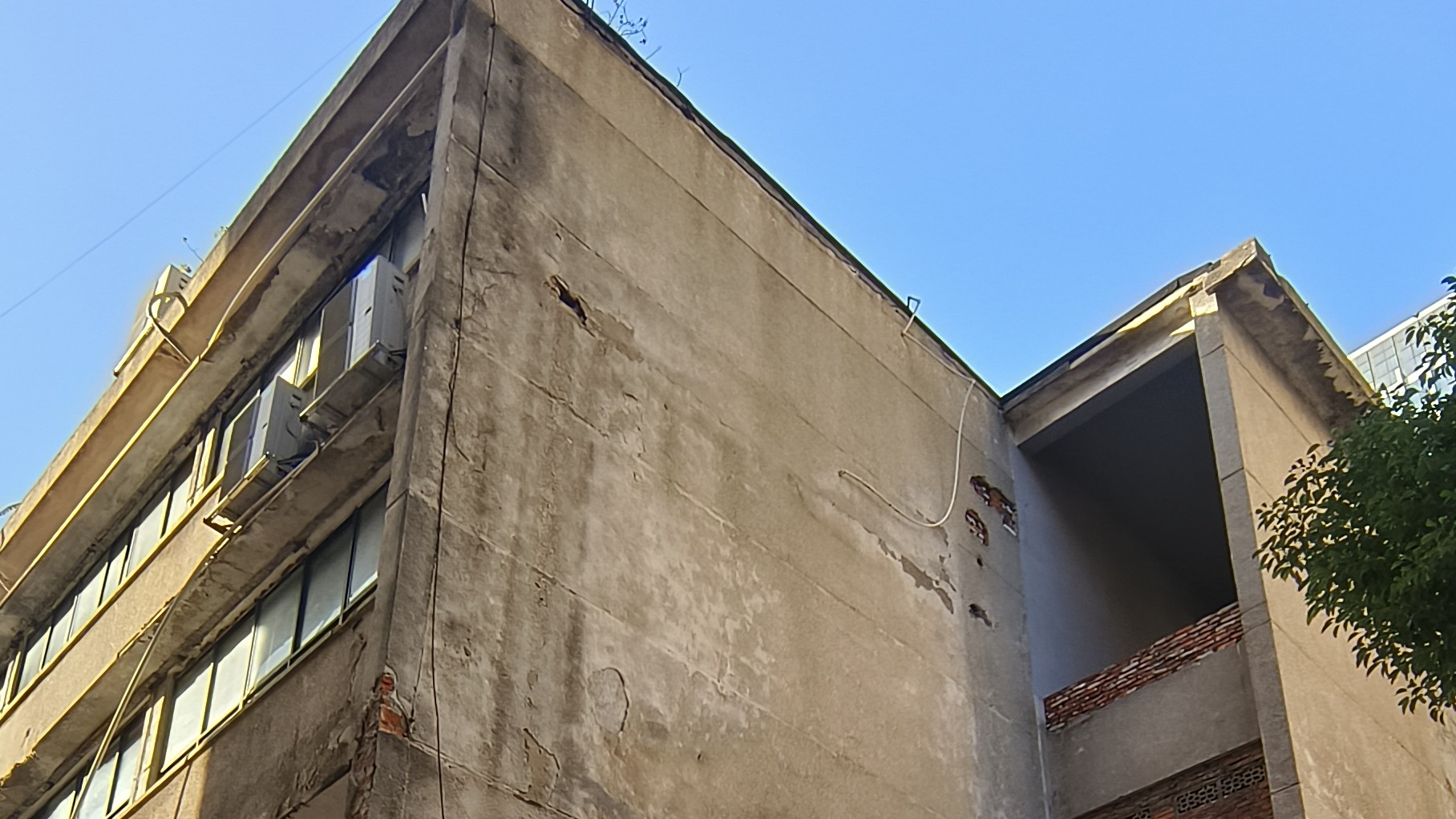 都说店门口滴水不影响生意，嘉程却把招牌底下的隐患治住了