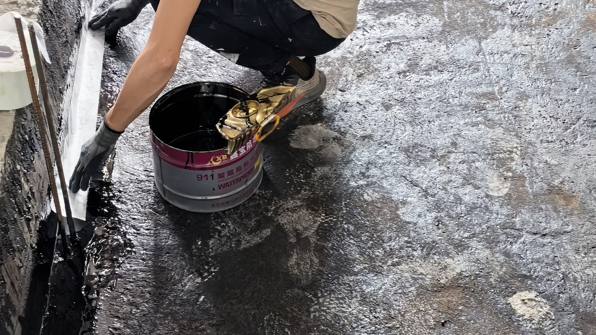 教学楼走廊一到雨季就滴水，总务主任这回不将就了