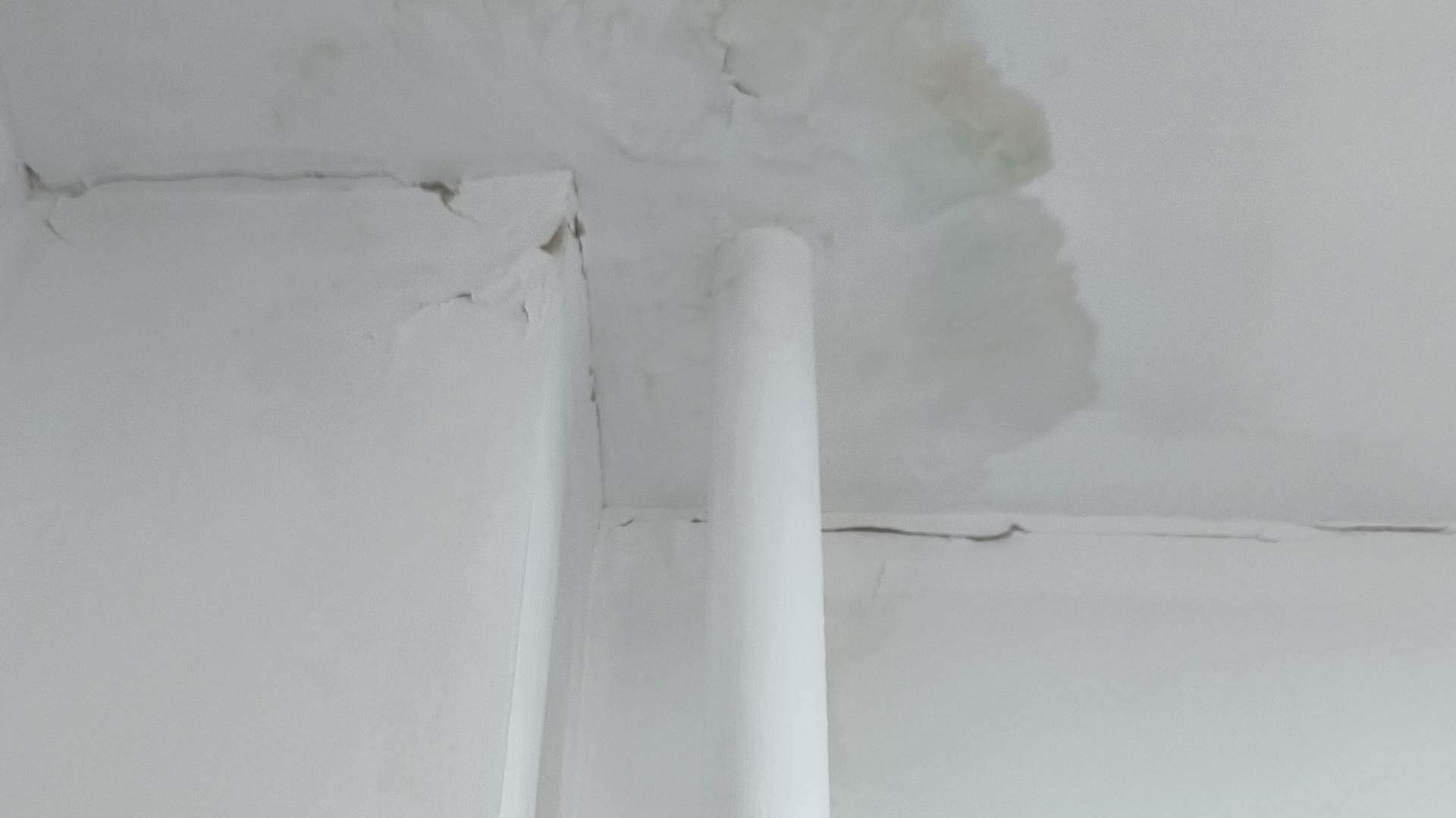 商场二楼卫生间漏水，一楼店铺遭殃，嘉程两夜修好没误营业
