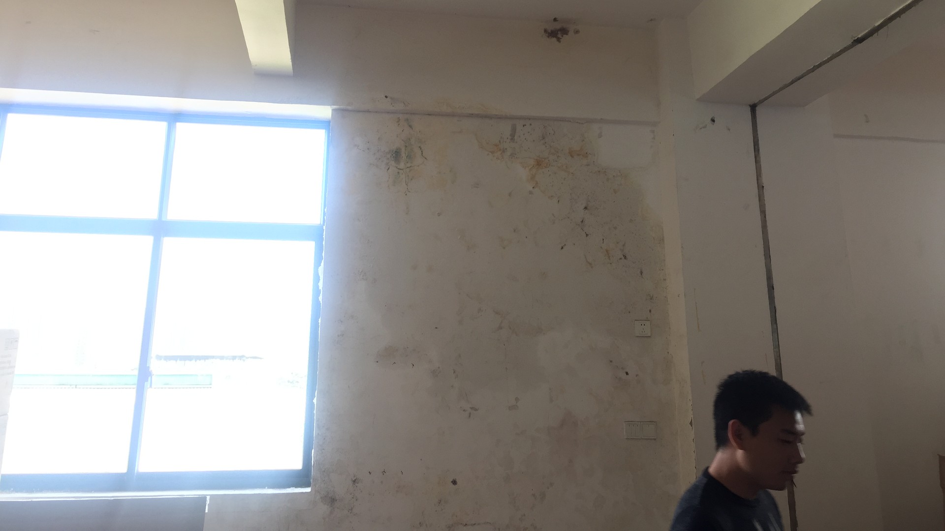 都说老房飘窗漏水没法治，嘉程却让窗台干爽过了冬
