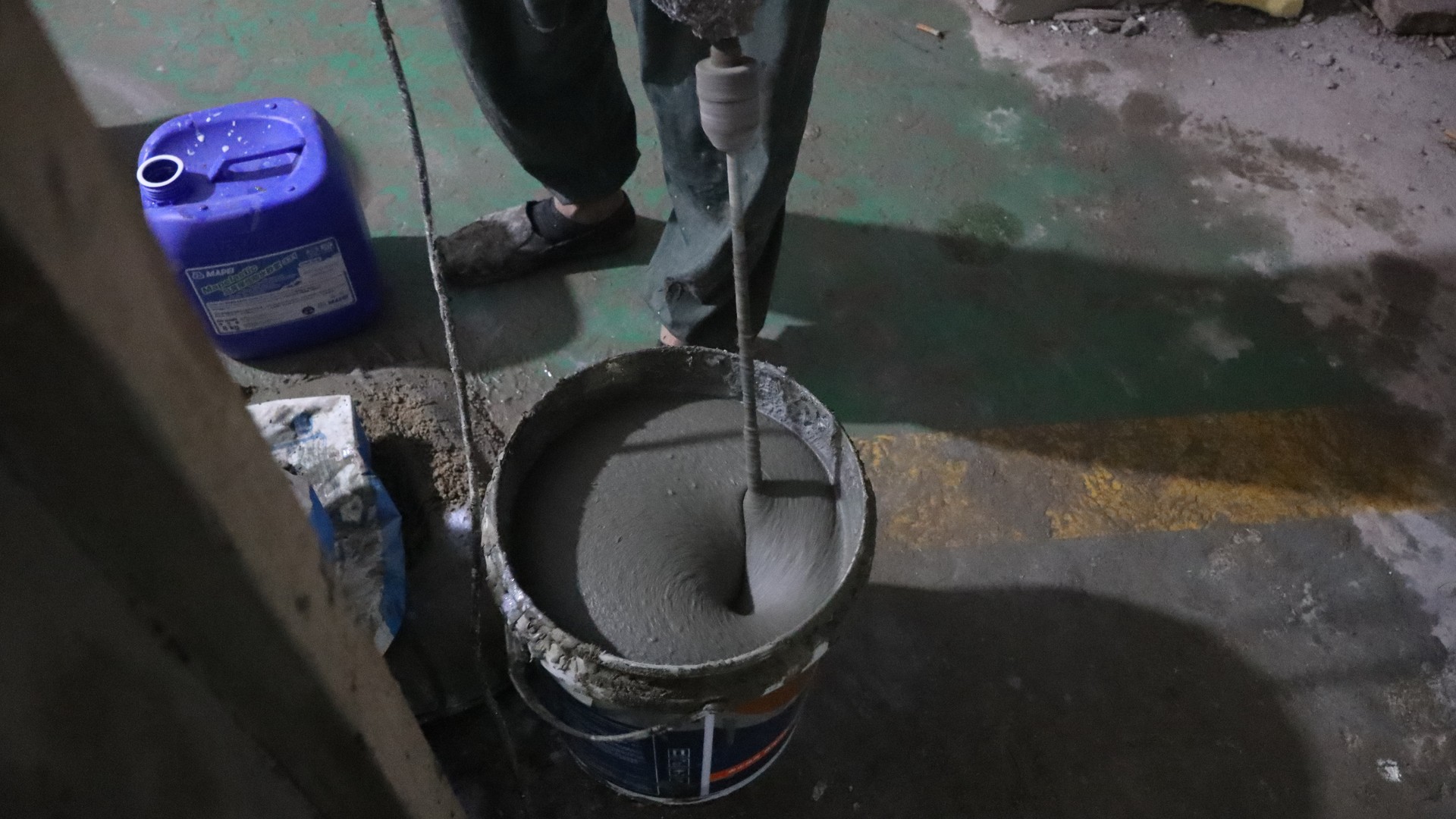 都说过街地道渗水治不好，嘉程却让墙面干过了两个雨季