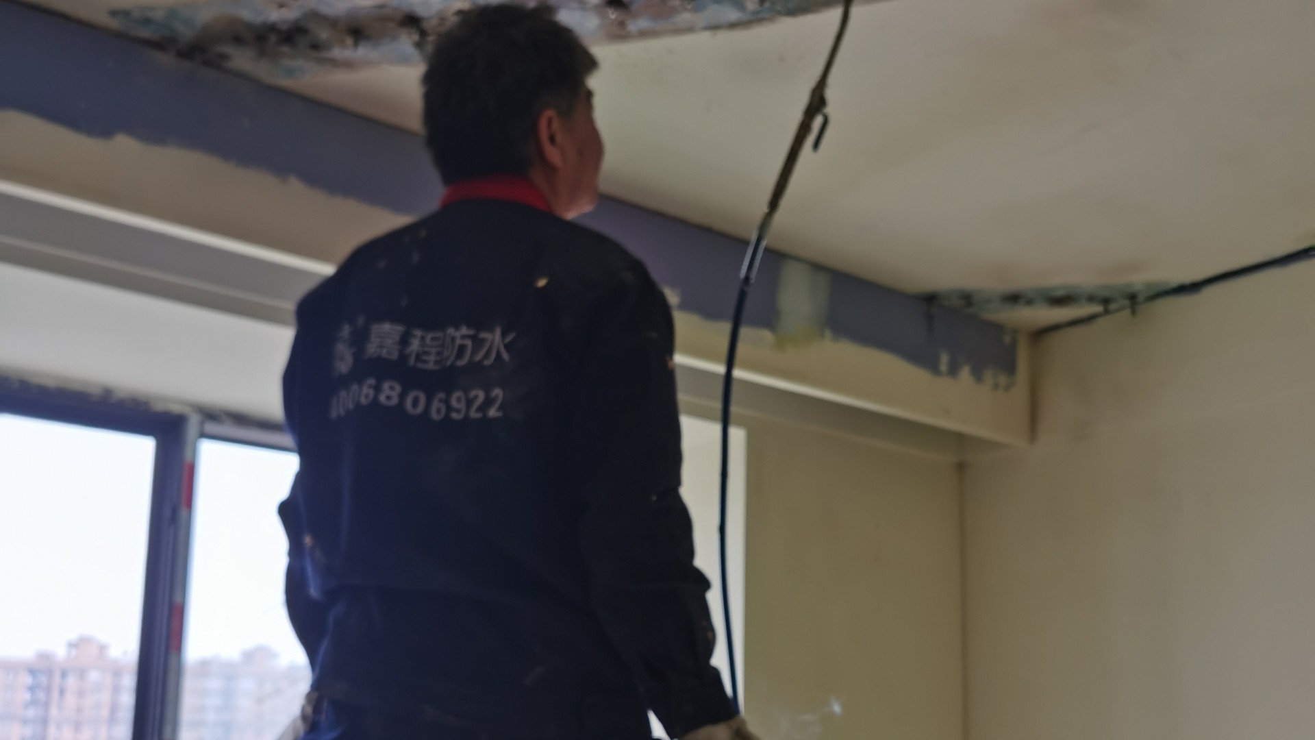 游泳馆屋顶锈成了筛子，嘉程没换顶，除锈补缝给治住了