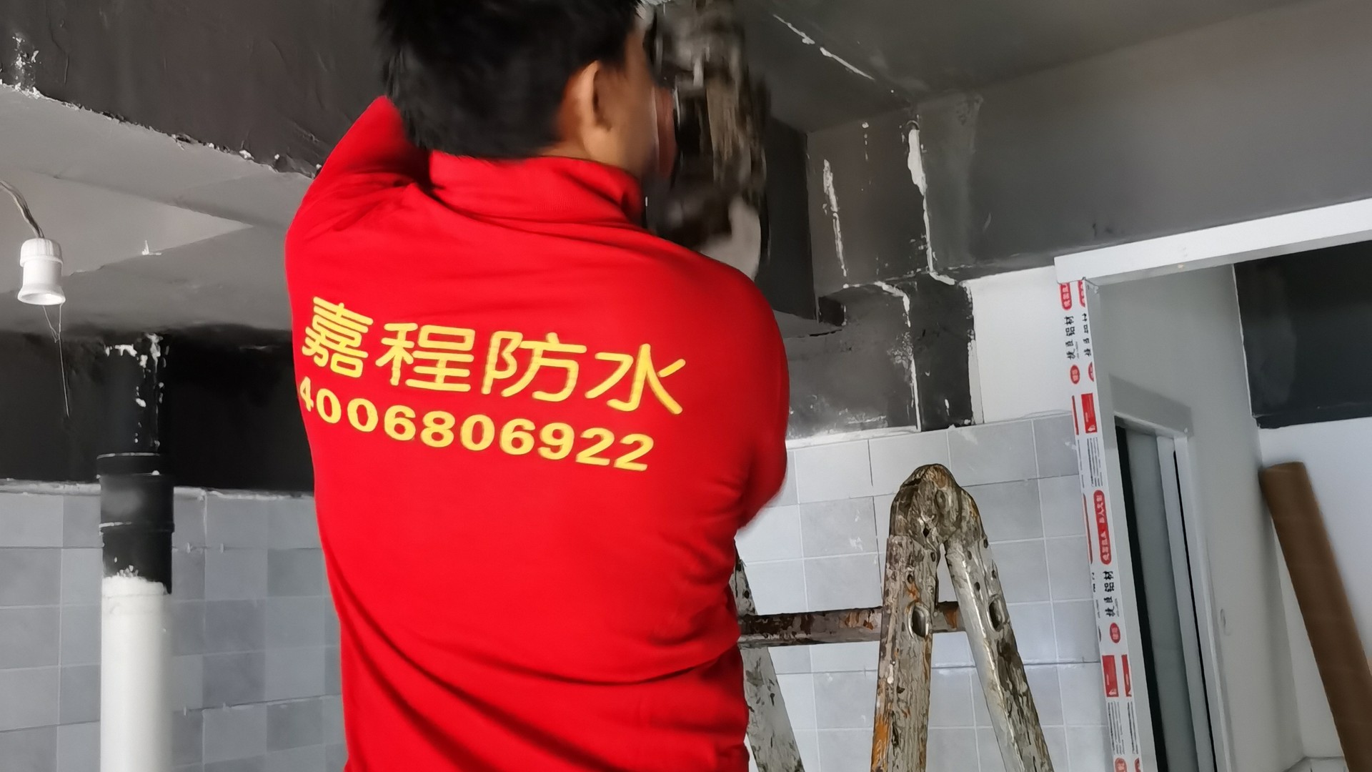 都说网点漏水得停业修，嘉程却一夜一夜赶工，没关一天门