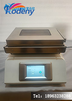 研究生正在通风橱内使用BM-280烤胶机进行光刻胶前烘，实验环境整洁，设备小巧贴台