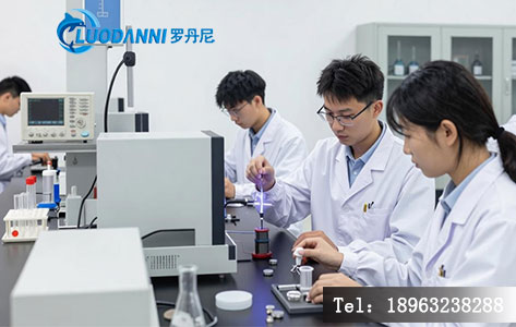 双一流高校物理实验室本科生实验教学场景，实验台上放置待处理材料与等离子设备，学生正在操作