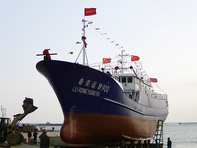 42.8-meter deep cold golden spear fishing boat