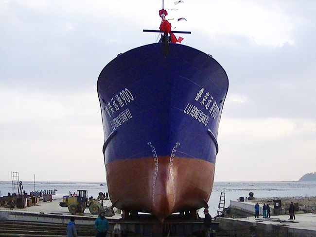 42.8-meter deep cold golden spear fishing boat