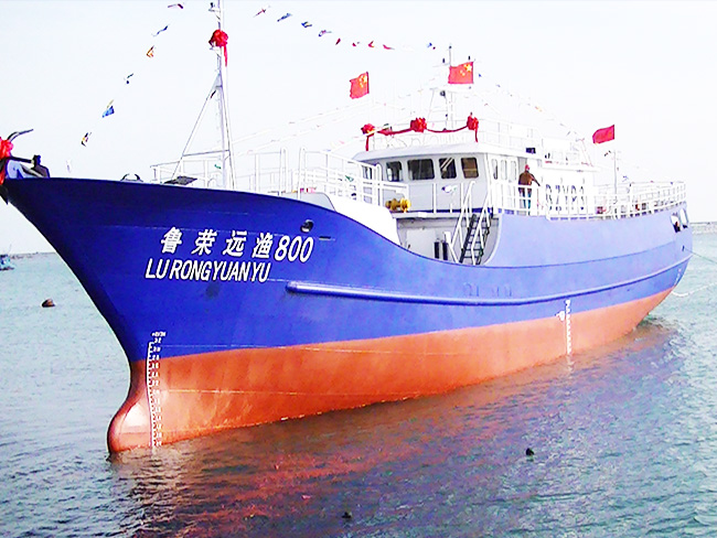 42.8-meter deep cold golden spear fishing boat
