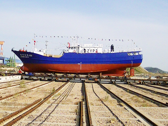 42.8-meter deep cold golden spear fishing boat