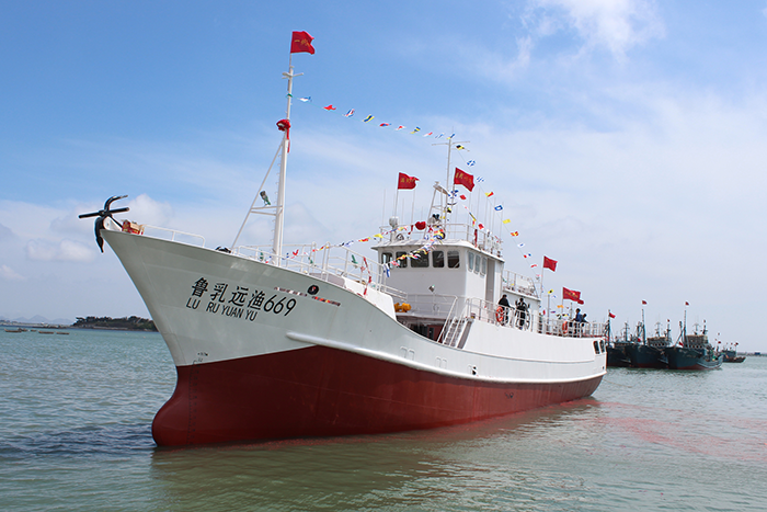 42.6-meter deep cold golden spear fishing boat
