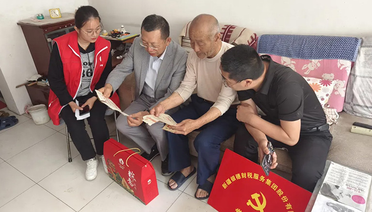 86.4 新疆银穗财税服务集团携手工商联端午节前夕慰问社区高龄老人及困难群众