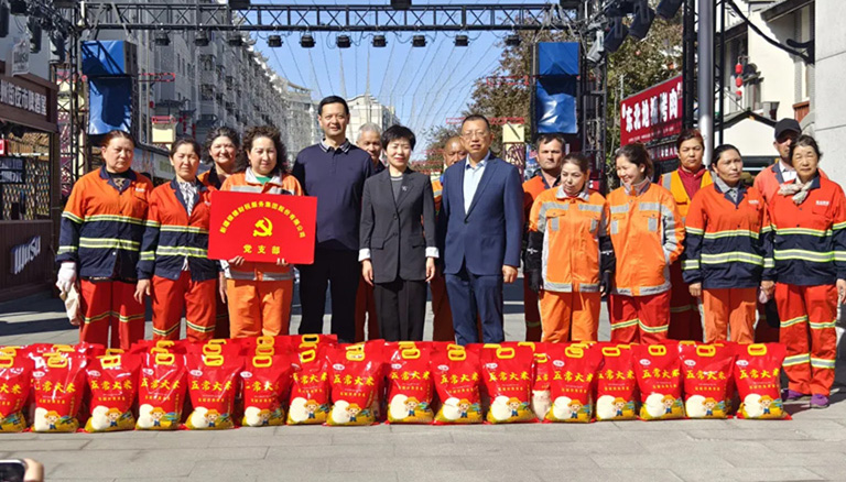 春风送暖润人心 劳动节致敬城市美容师