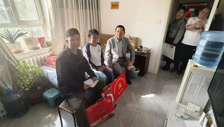 79.2 中秋佳节送温暖，银穗情系困难群众—新疆银穗财税服务集团股份公司党支部开展慰问活动