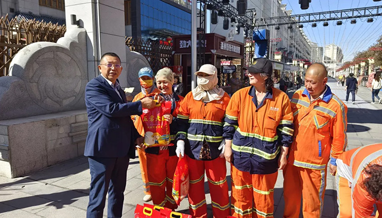 51.3 春风送暖润人心 劳动节致敬城市美容师