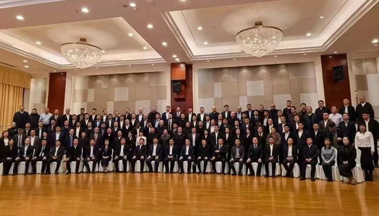 73.4 新疆维吾尔自治区光彩事业促进会第四次会员代表大会圆满召开，银穗财税集团当选理事单位