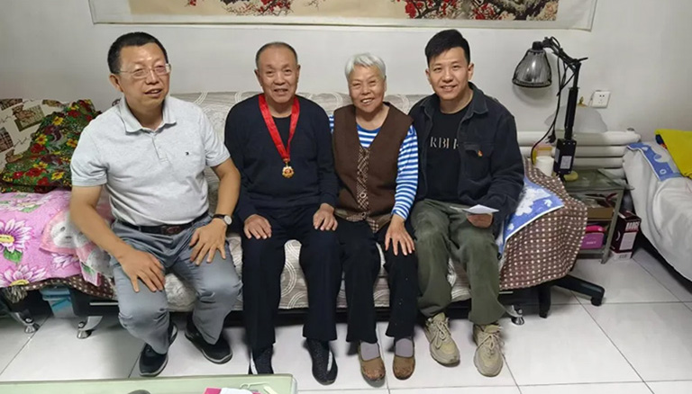 79.4 中秋佳节送温暖，银穗情系困难群众—新疆银穗财税服务集团股份公司党支部开展慰问活动
