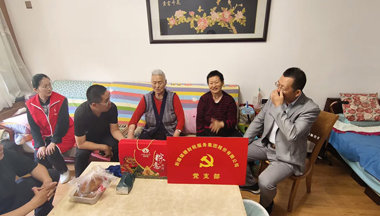 86.5 新疆银穗财税服务集团携手工商联端午节前夕慰问社区高龄老人及困难群众