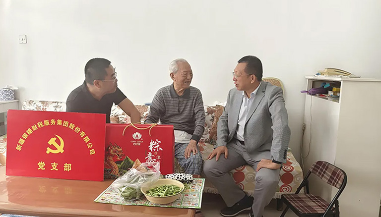 86.3 新疆银穗财税服务集团携手工商联端午节前夕慰问社区高龄老人及困难群众