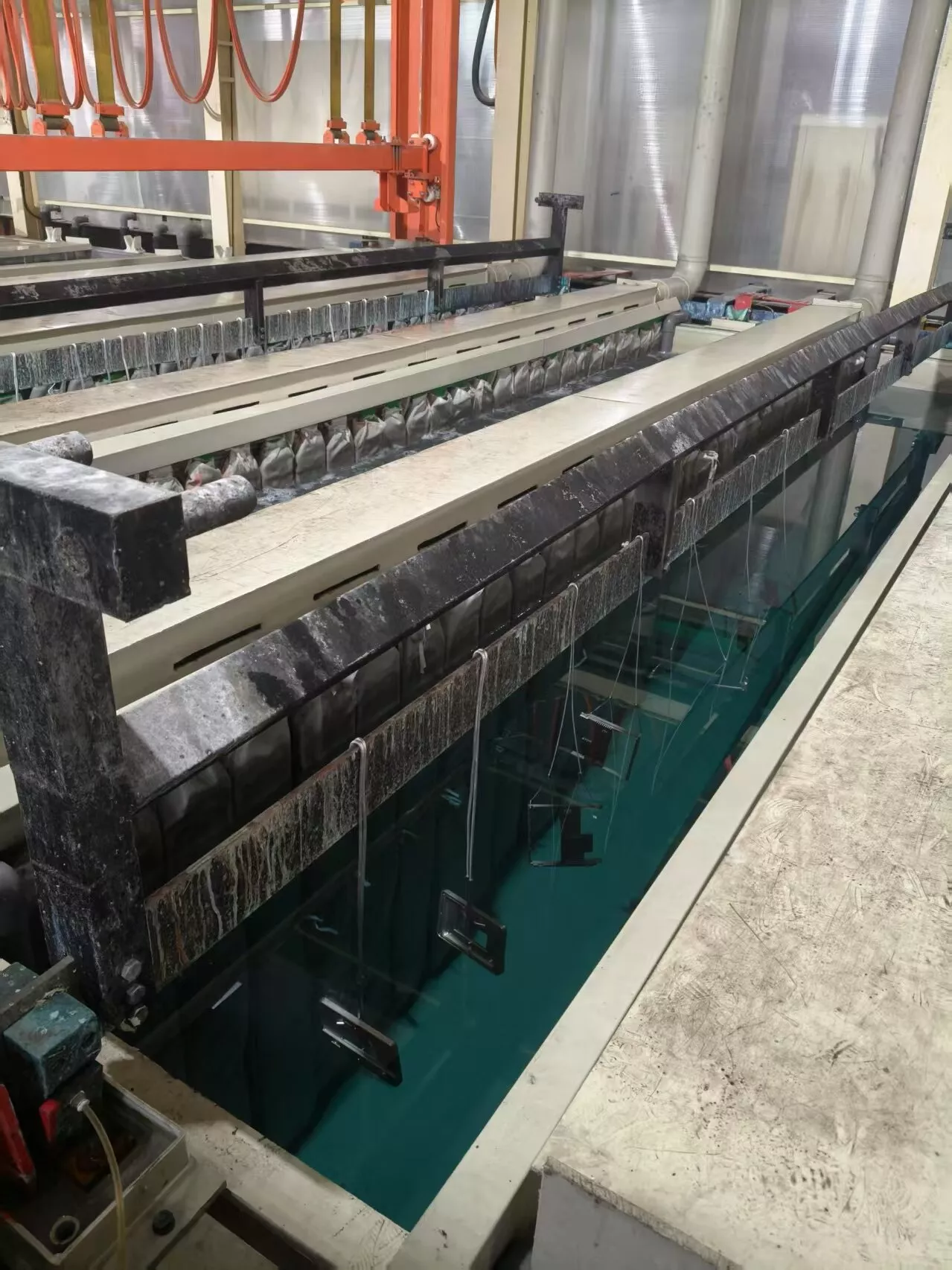 Pre- and post-welding cleaning line