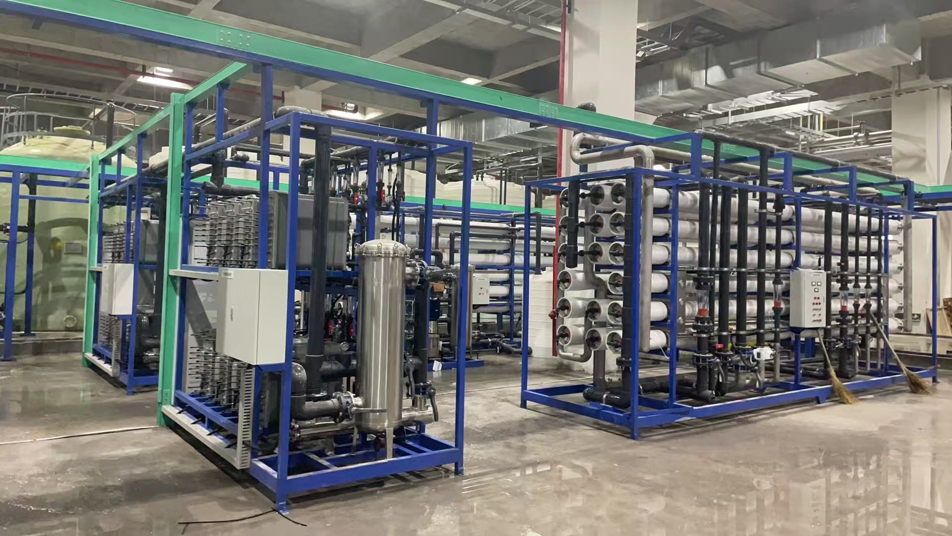 18 MΩ Ultra-Pure Water System1