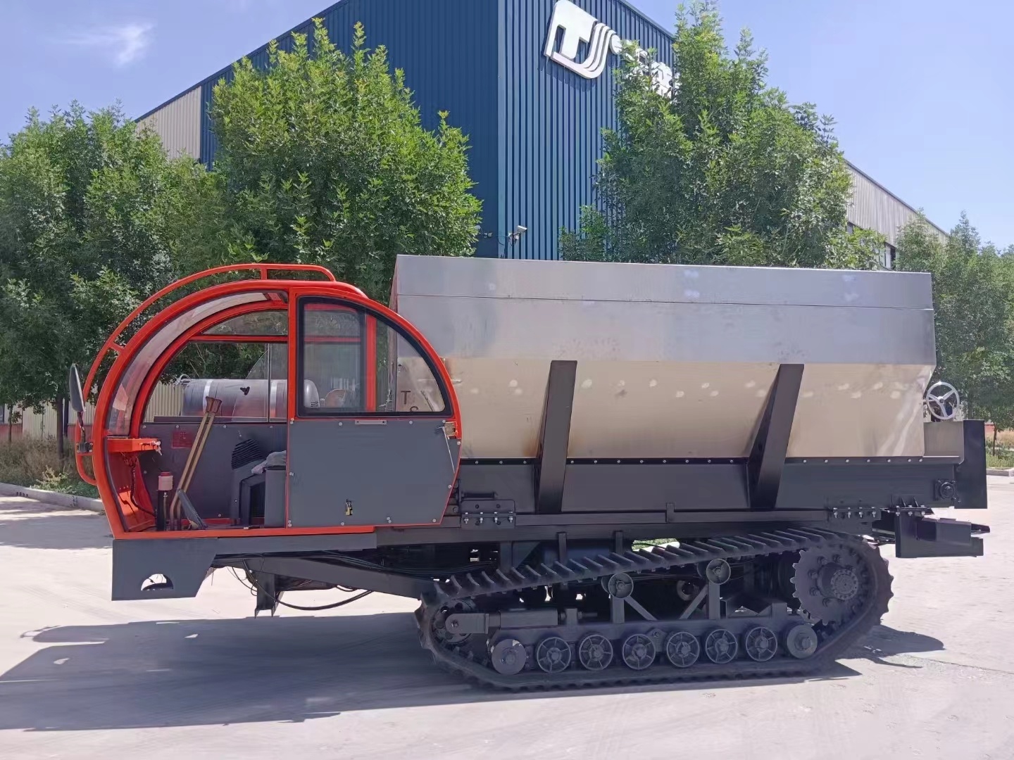 Tiansheng Mechanical Crawler Self-propelled Fertilizer Spreader 2FZGB-8