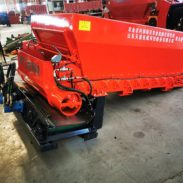Tiansheng 2FZGB-2.0A tracked fertilizer spreader manure spreader dragon fruit manure spreader greenhouse manure spreader