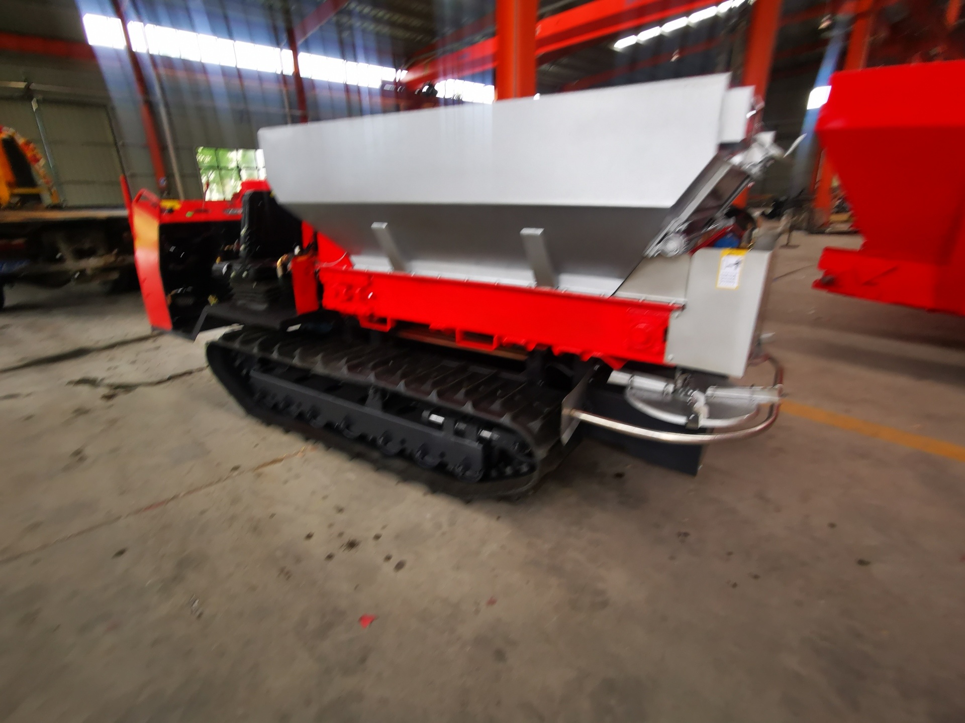 Tiansheng 2FZGB-2.0A tracked fertilizer spreader manure spreader dragon fruit manure spreader greenhouse manure spreader