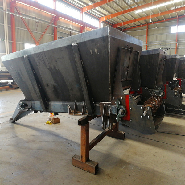 Jilin Nong'an County fresh chicken manure spreader, manure spreader hot sale Tiansheng Machinery 2FGH--3H series