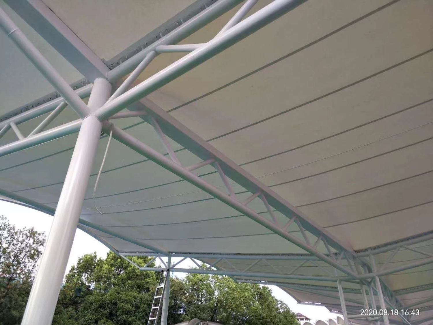 膜结构雨棚：轻质美学与实用防护兼具，适配多场景遮阳避雨需求