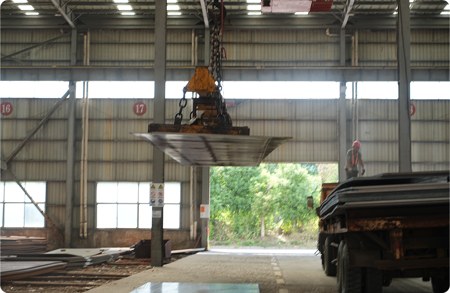 What is the general thickness tolerance of wear-resistant steel plates?