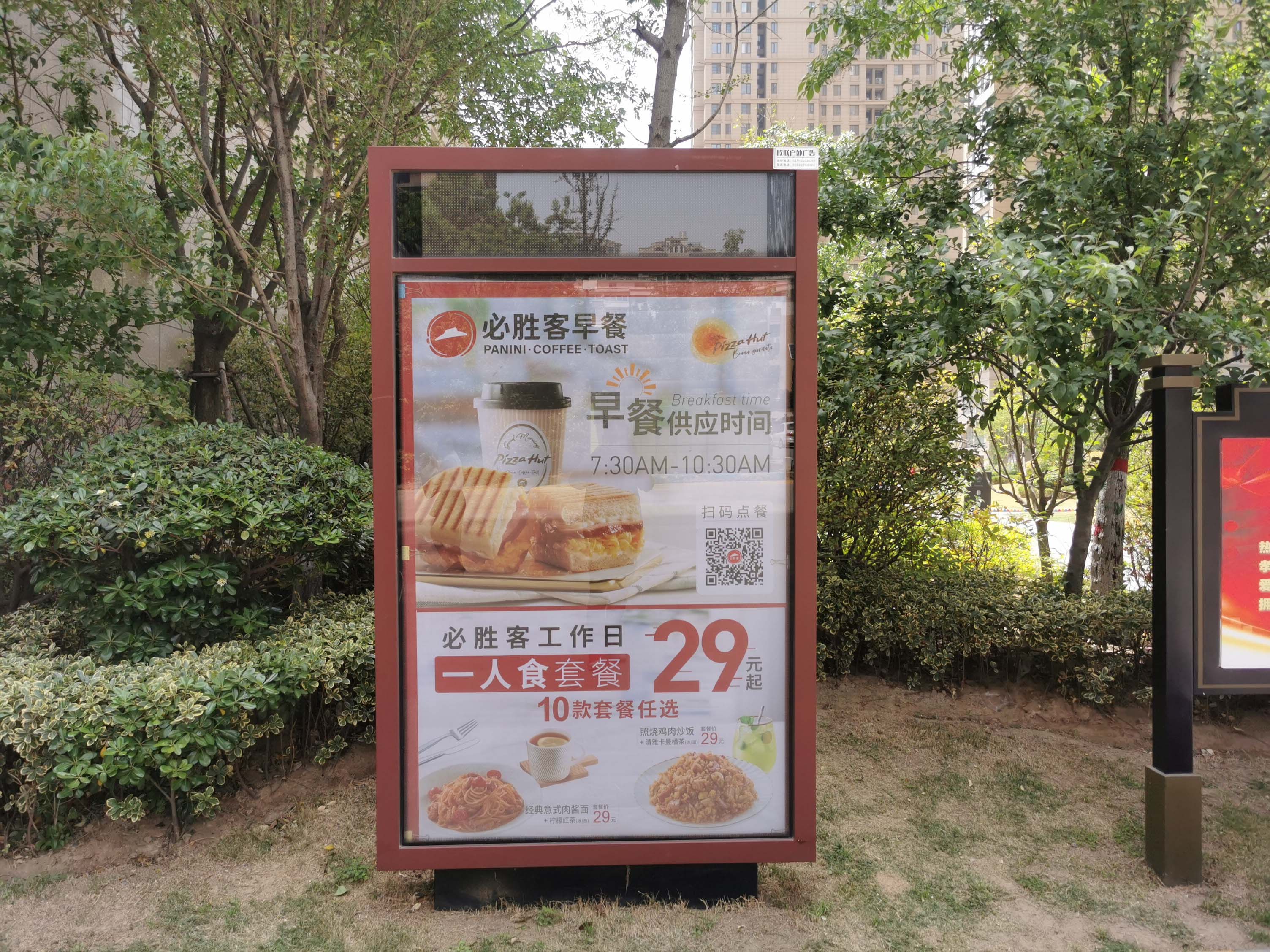 小区主干道灯箱广告