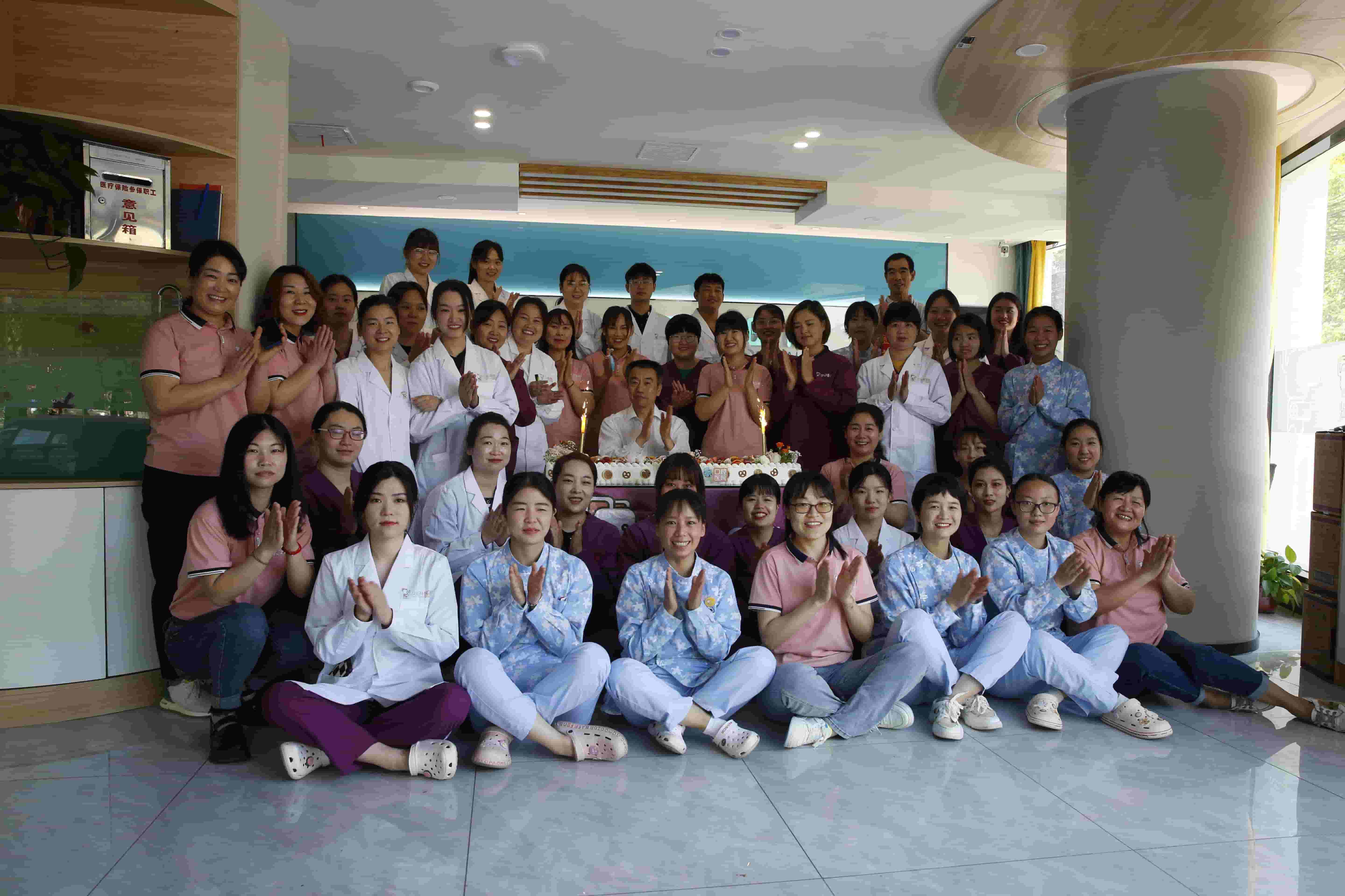 2022年小白象口腔医院开业合影2压缩