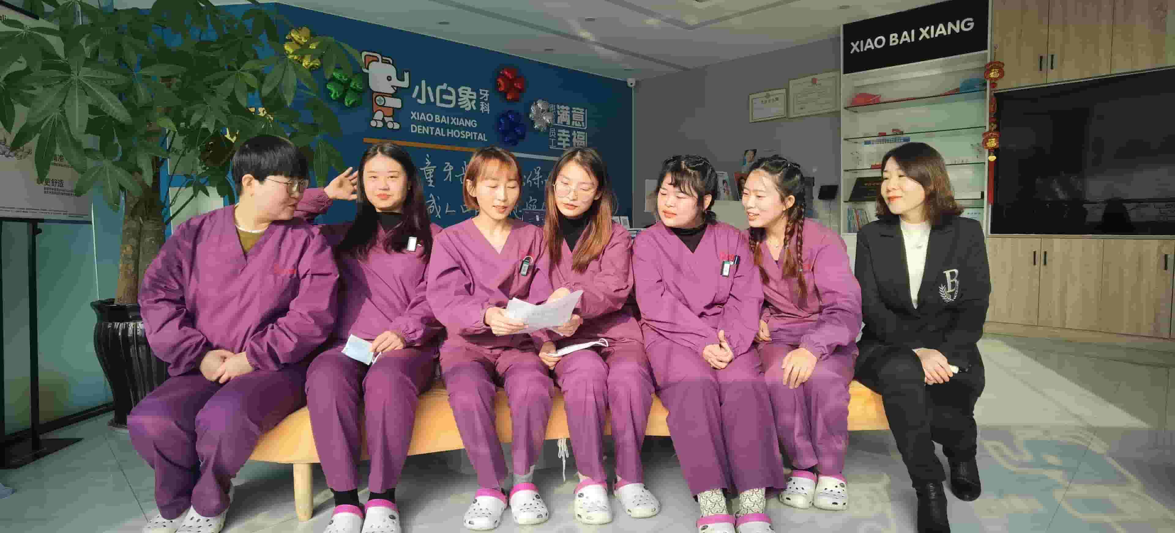 2023年红旗小白象团队合影压缩